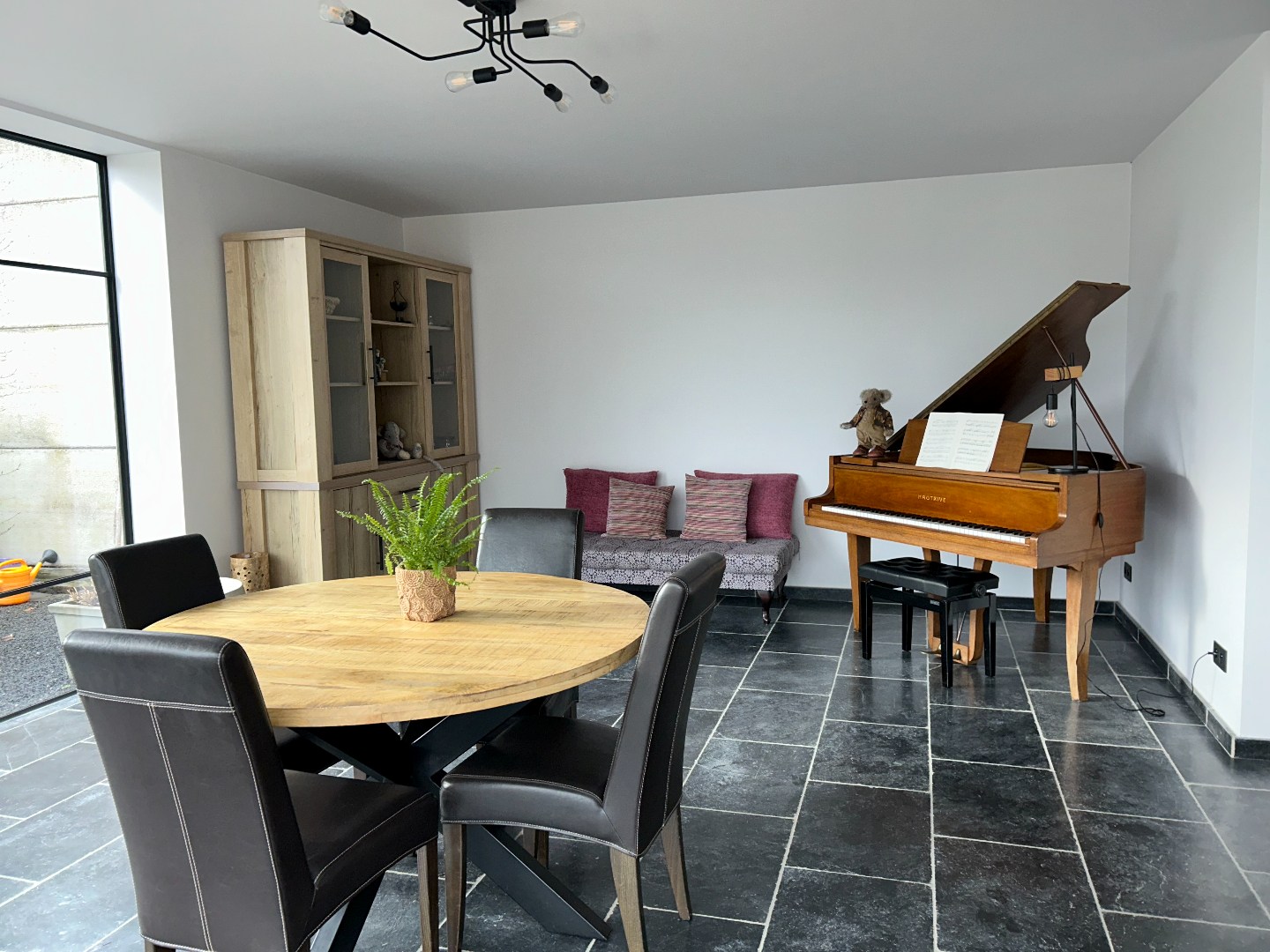 Volledig gerenoveerde woning met winkelruimte, garage en tuin op 1.280m² 