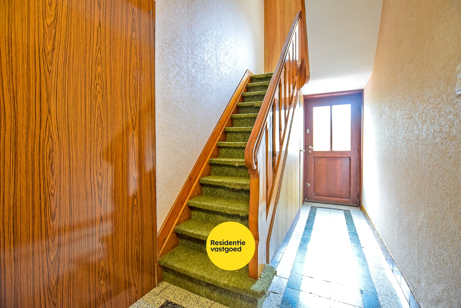 Zeer ruime te renoveren woning met statige gevel op 445 m² met zuid-west georiënteerde tuin. 