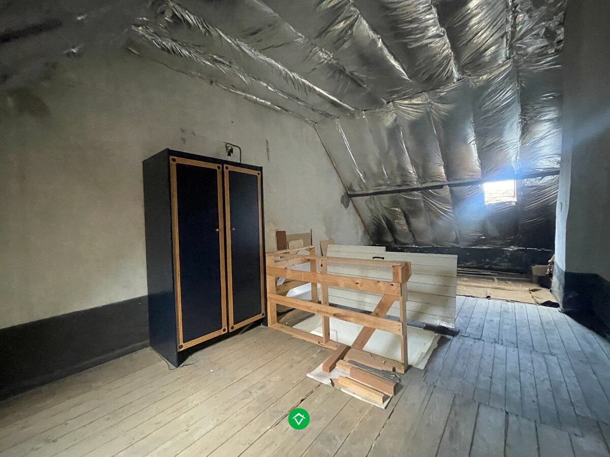 Woning met 2 slaapkamers en koer in centrum Roeselare 