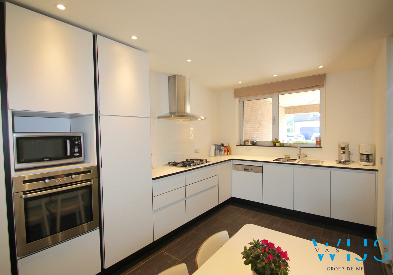 Verrassend ruim woonhuis op een TOPlocatie in ERTVELDE ! 