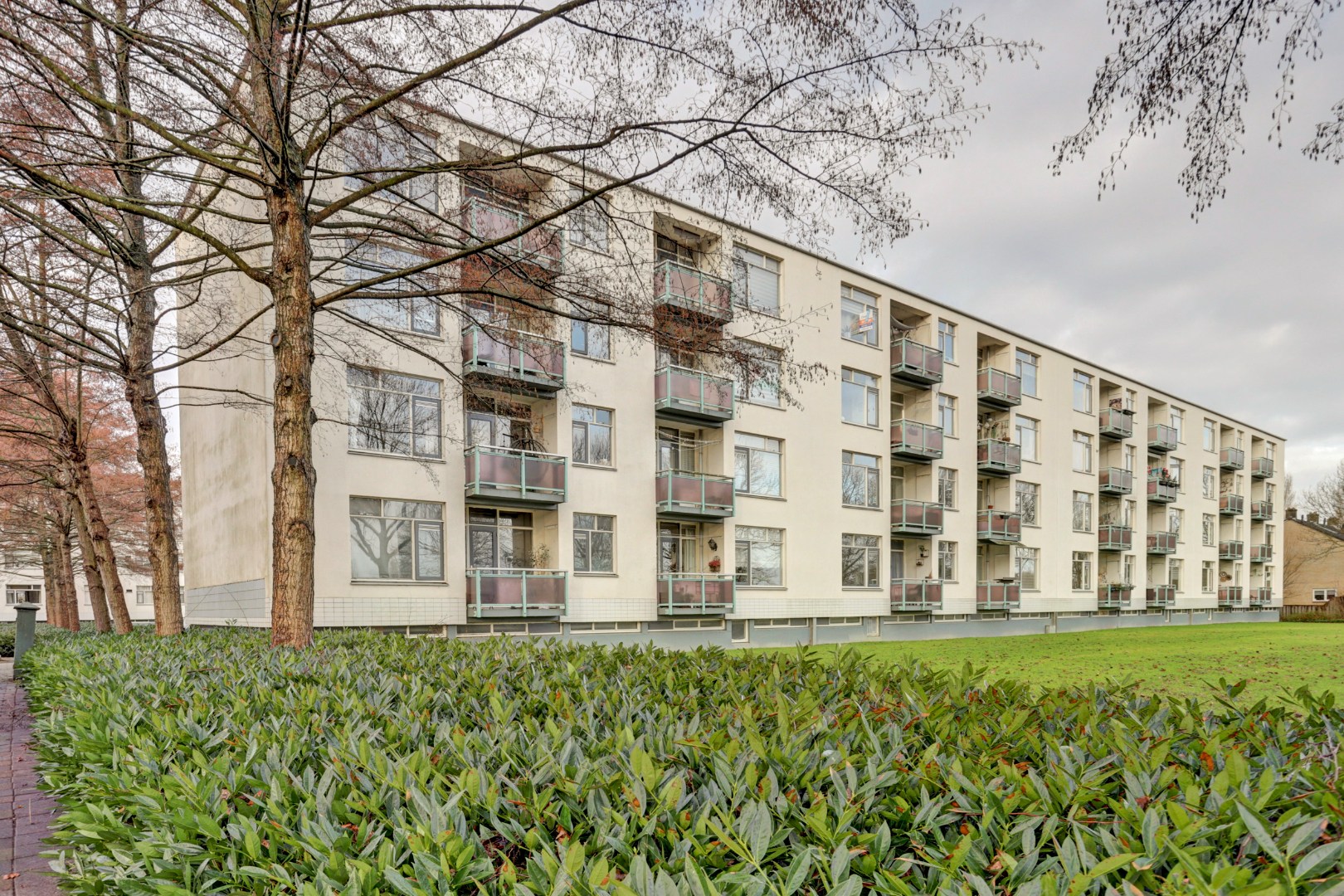Instapklaar 3(voorheen 4) kamer appartement met royale living en moderne keuken, 2 slaapkamers en berging in de onderbouw. 