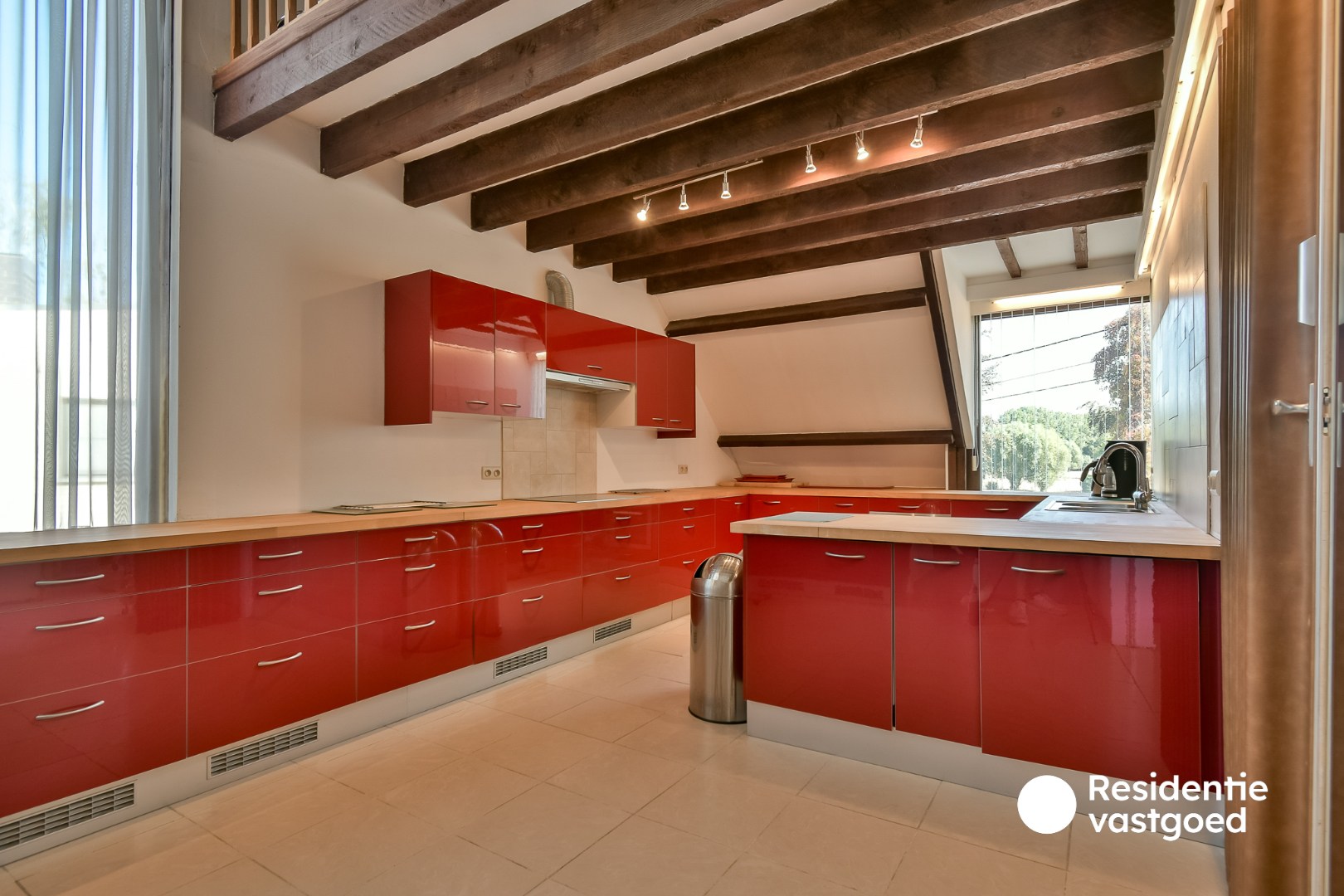Verrassend ruime woning met unieke indeling en veel potentieel in Torhout! 