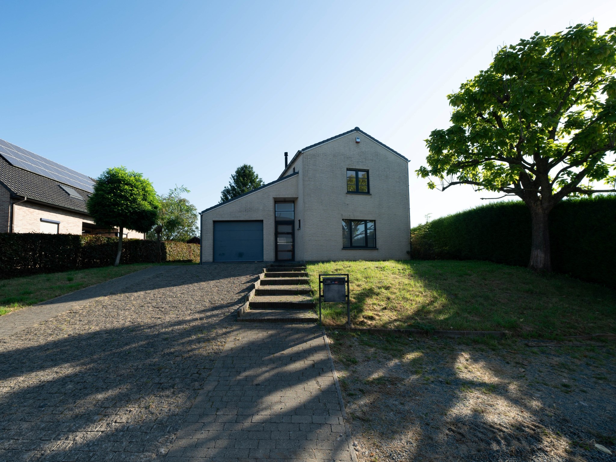 Lichtrijke, ruime woning met 3 kamers, garage en tuin 