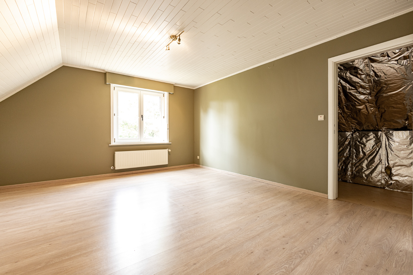 Ruime (4 slpks) instapklare woning met tuin rustig gelegen te Waarschoot 