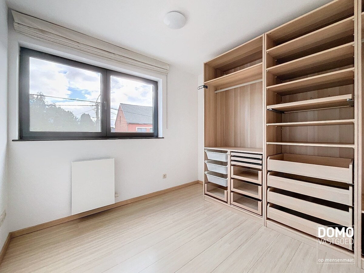 RUIM 2 SLAAPKAMER APPARTEMENT MET ONDERGRONDSE AUTOSTANDPLAATS EN TERRAS TE KERMT 