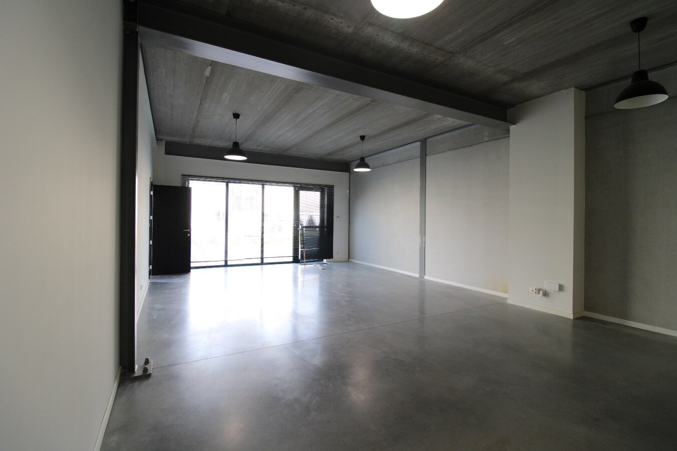 Volledig uitgeruste KMO-unit met een bruikbare oppervlakte van 392 m² 