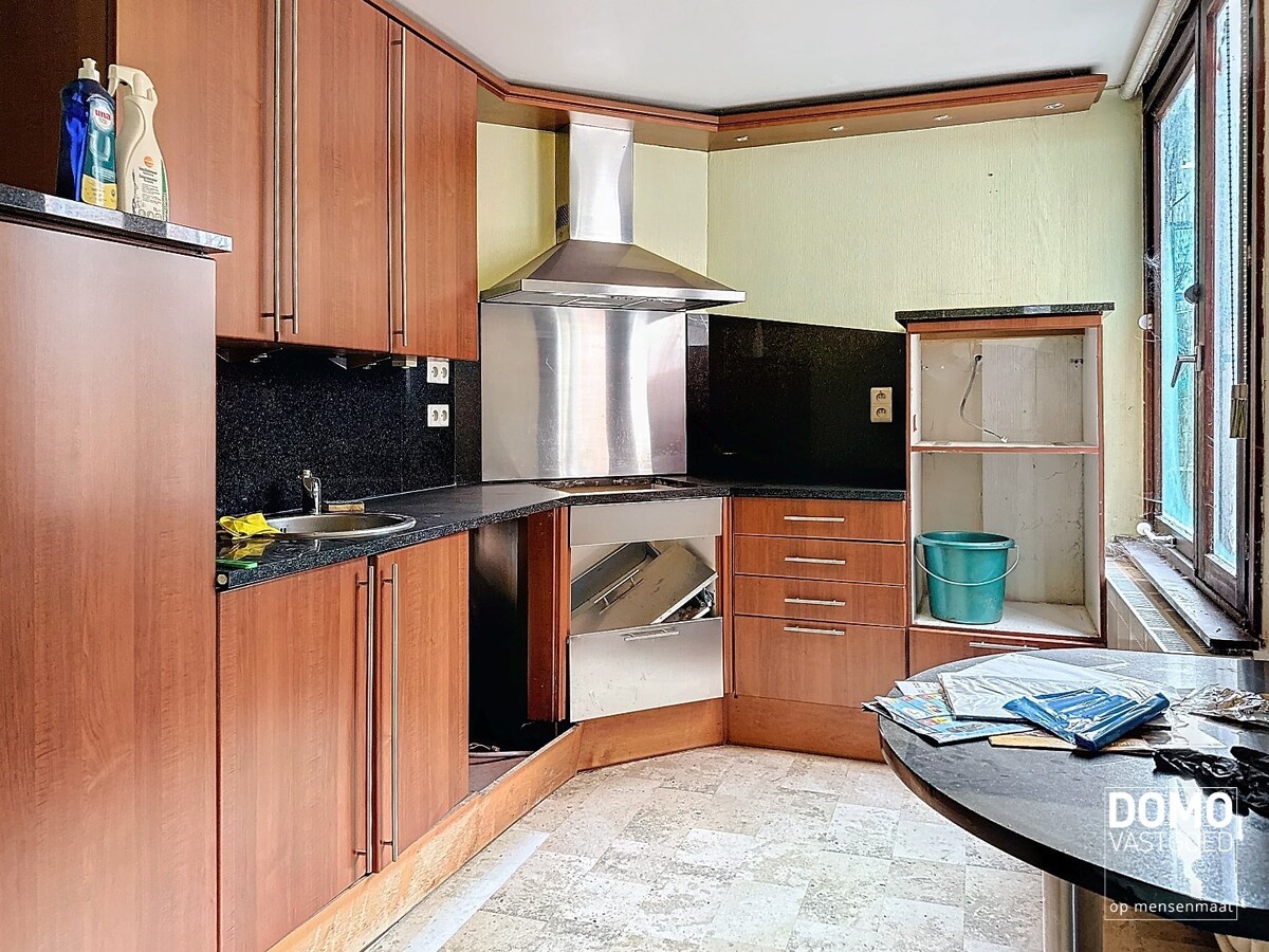 Te renoveren handelshuis gelegen in het centrum van Diepenbeek. 