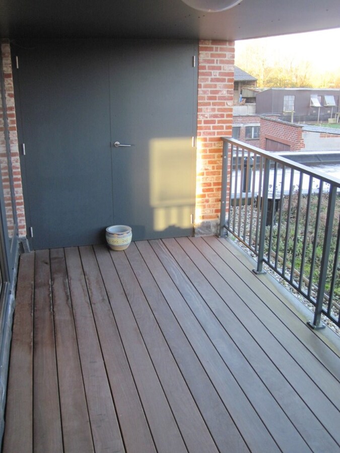 Eigentijds duplex-appartement. Geen vaste kosten !! 