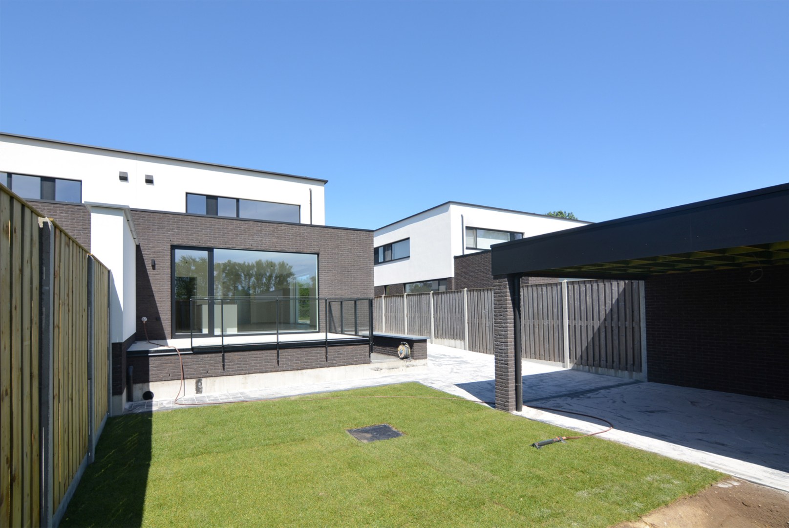 Moderne, energiezuinige, halfvrijstaande woning met carport op 3 a 80 ca. 