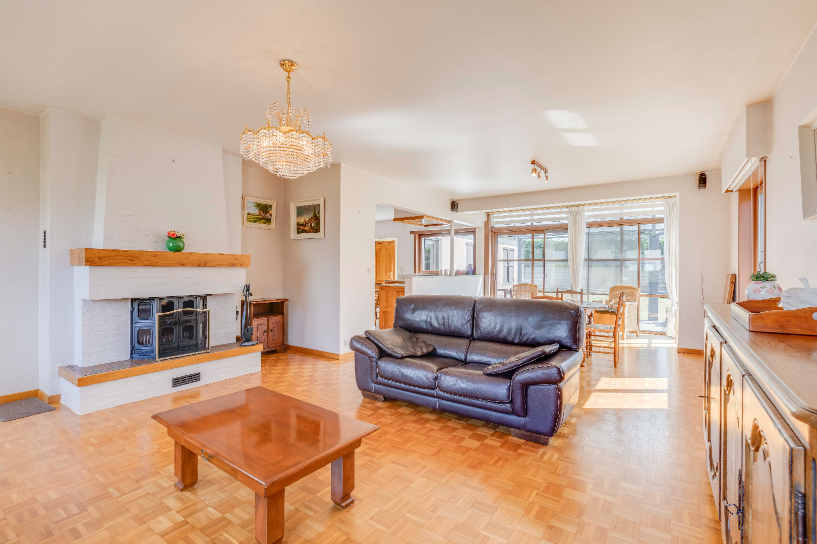 Zeer goed onderhouden woning  met 3 slaapkamers en aangename tuin. 