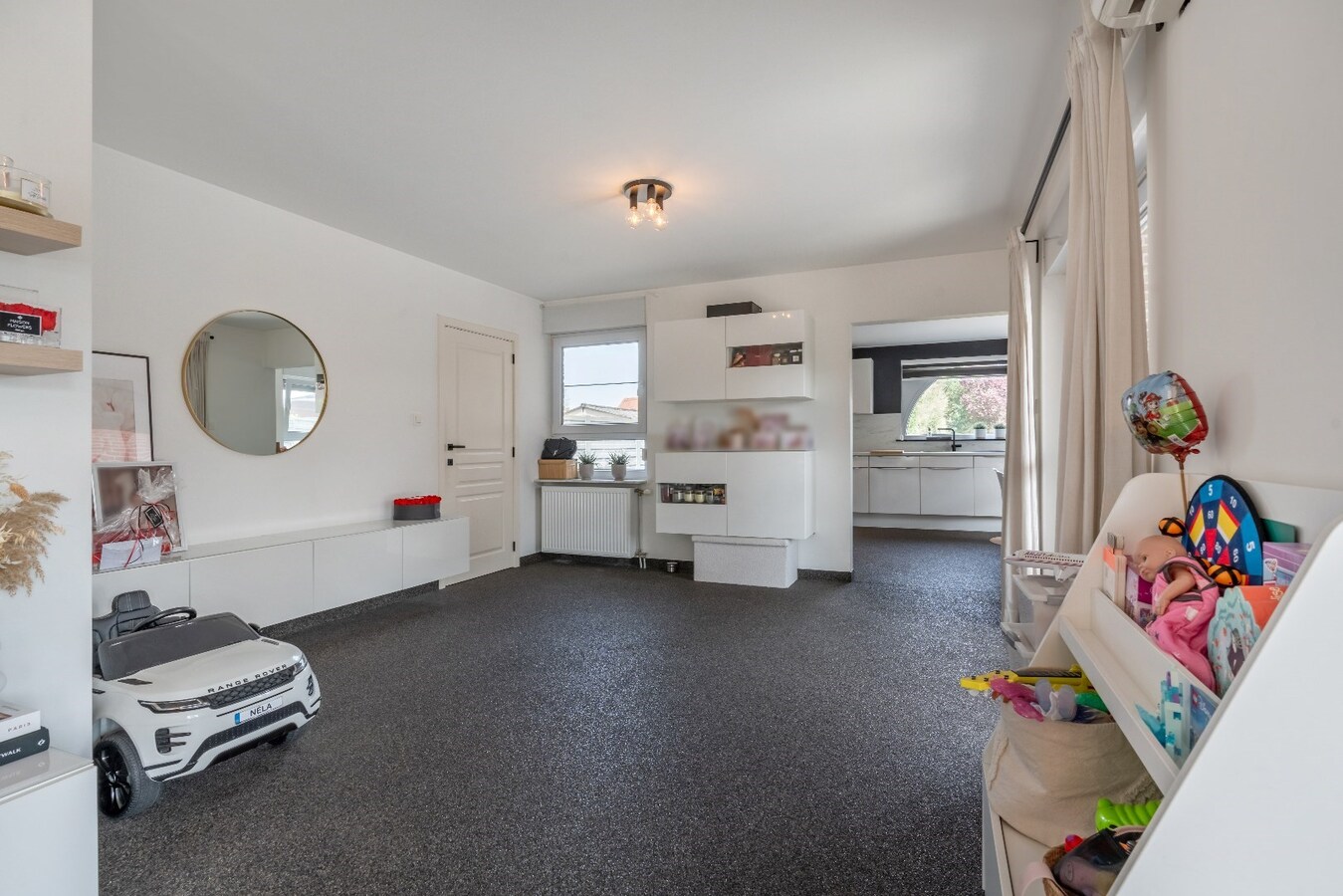 Ruime woning in Dorne(Maaseik) met 4 slaapkamers, gelegen op een uitzonderlijk ruim perceel. 