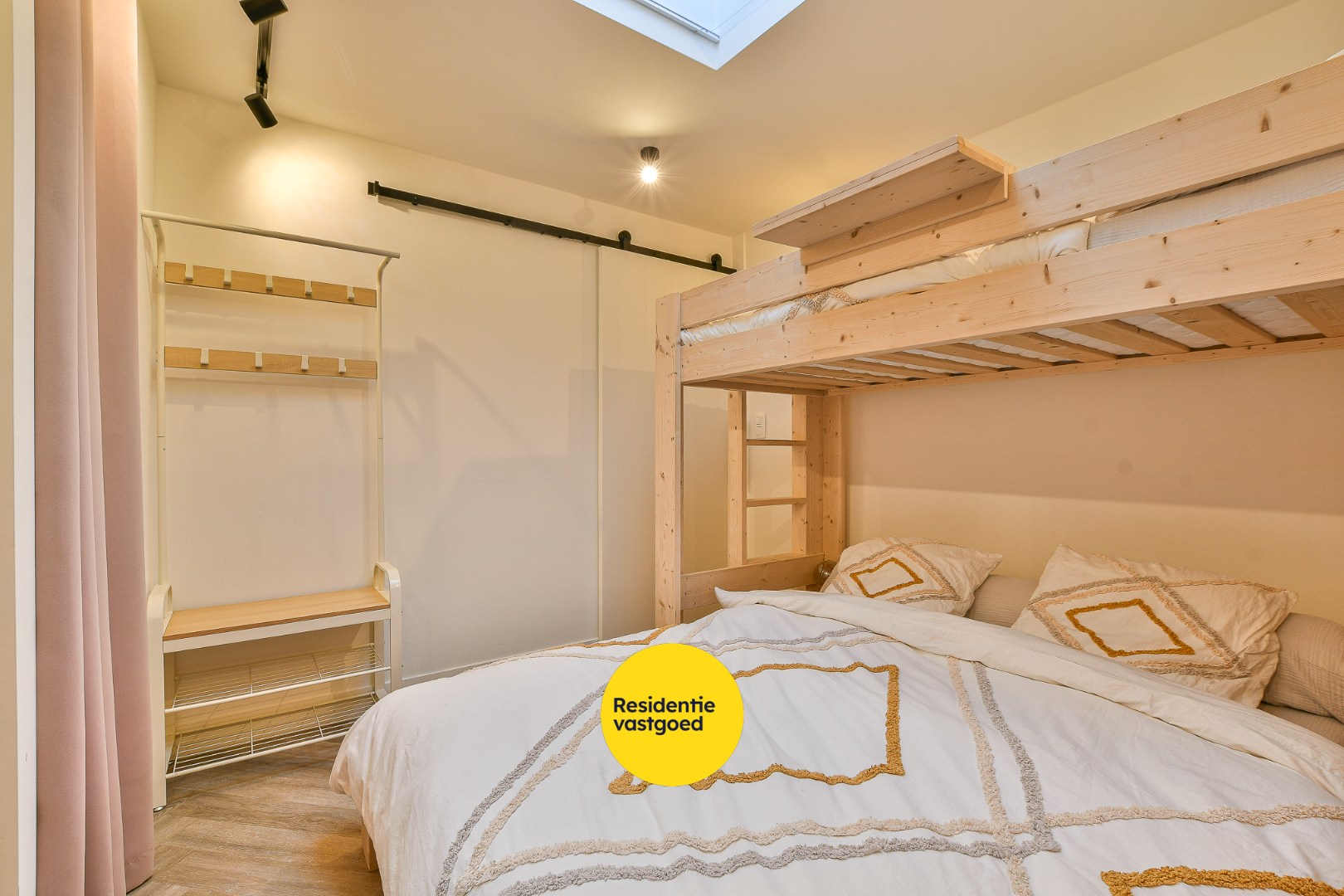 Volledig vernieuwd appartement te koop - achterkant zeedijk Wenduine! 