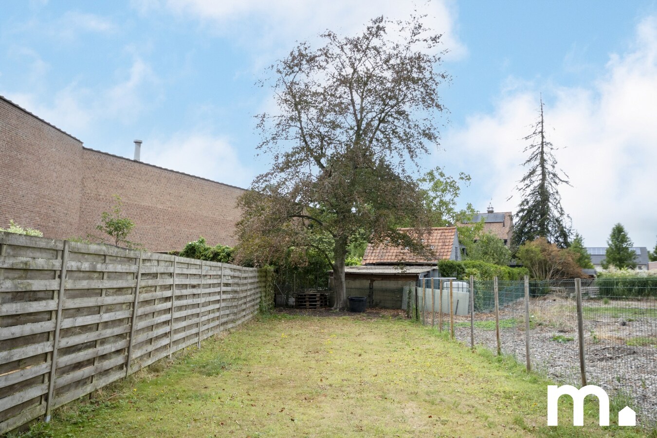 Te renoveren woning in Kortrijk met ruime zolder, zonnige tuin en dubbele garage ! 