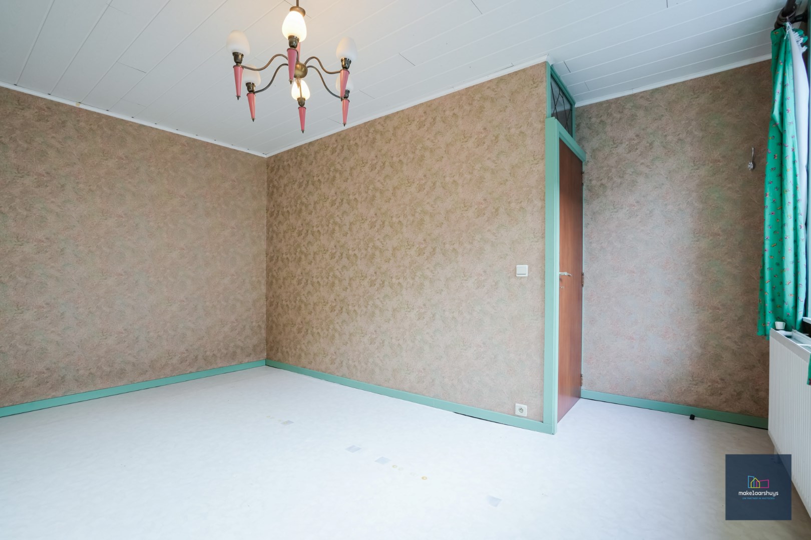 VERKOCHT !!! Te renoveren woning met aangename buitenruimte 