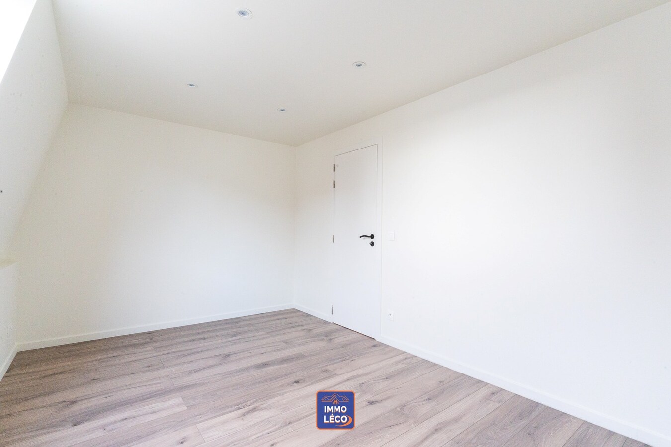 Maison spacieuse entièrement rénovée avec jardin ! 