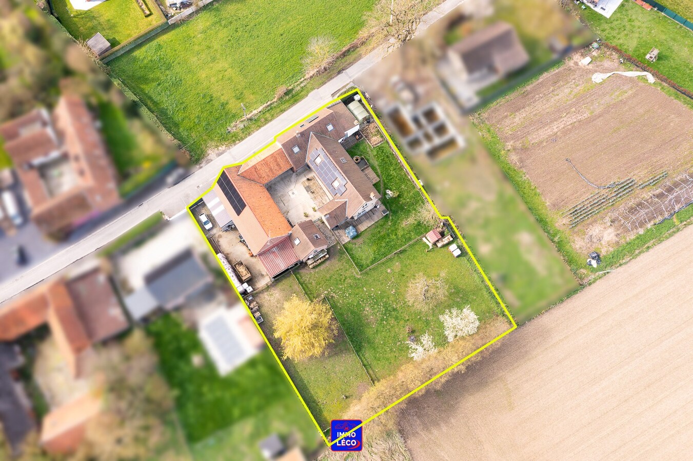 Ensemble immobilier érigé sur 2448m² (Corps de ferme, profession libérale, SPA Airbnb) 