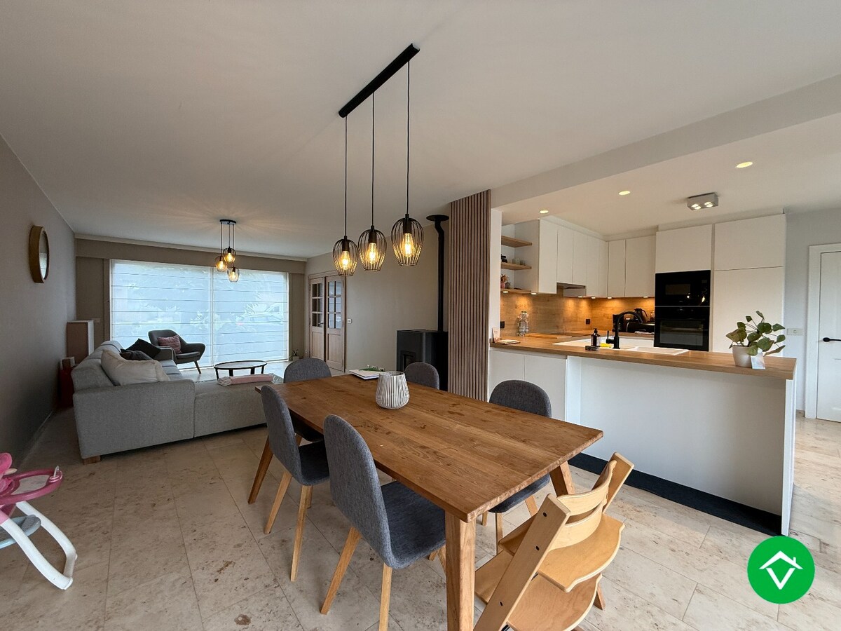 Prachtige rijwoning met 3 slaapkamers, tuin en garage te Roeselare 