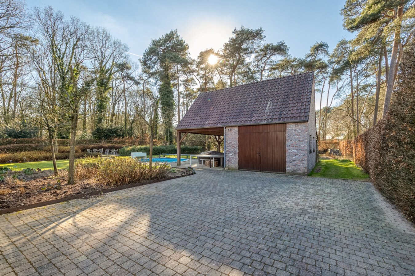 Prachtige villa met 3 slaapkamers en praktijk/kangoeroewoning met ZW-tuin op 1.892 m² 