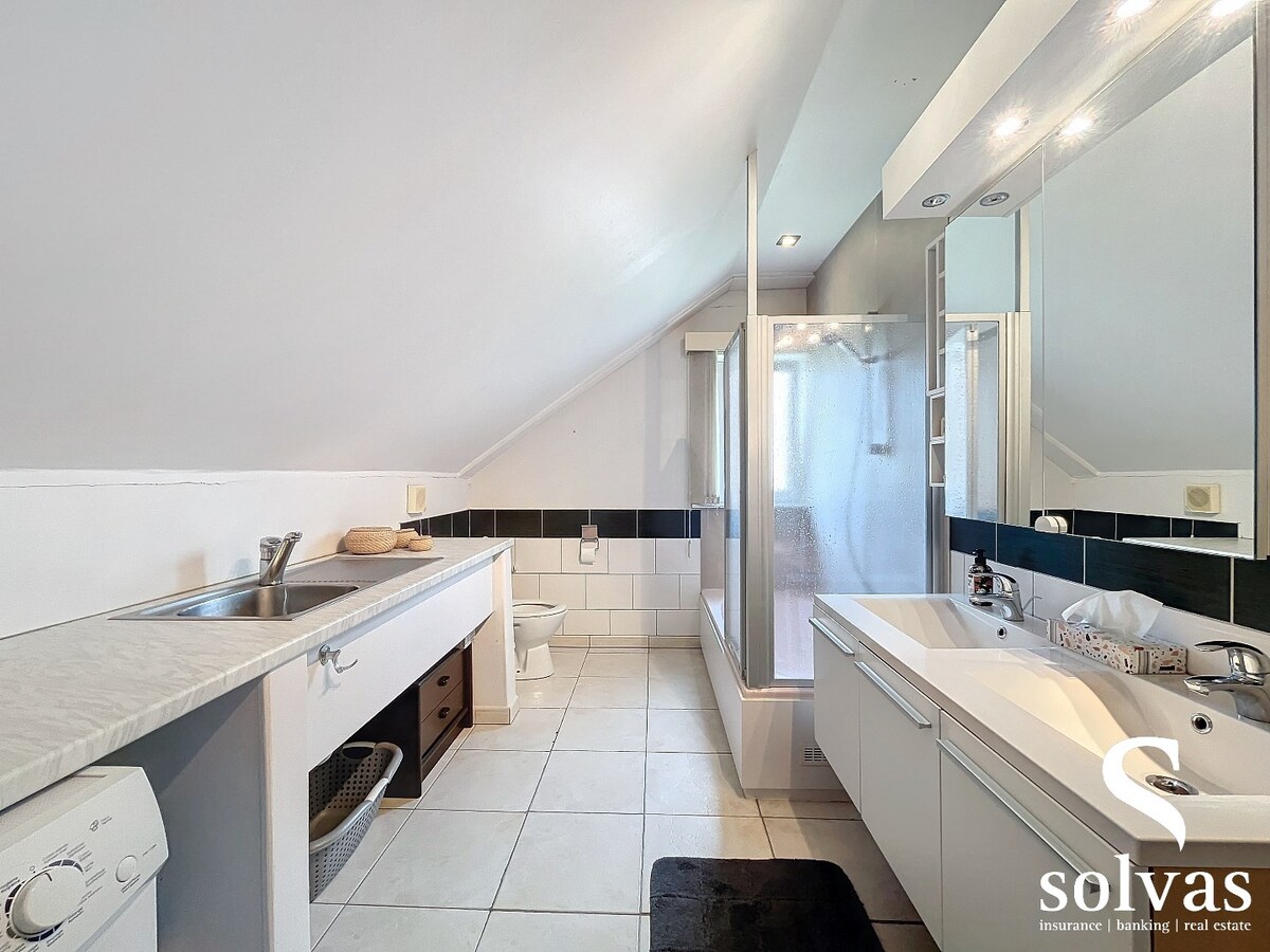 RUIM DAKAPPARTEMENT MET 2 SLAAPKAMERS! 