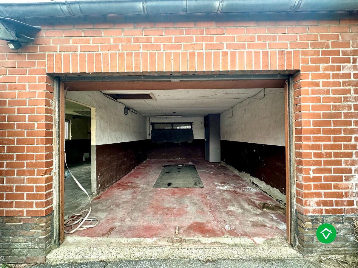 Alleenstaande woning met bakstenen garage en ruime tuin in Ichtegem 