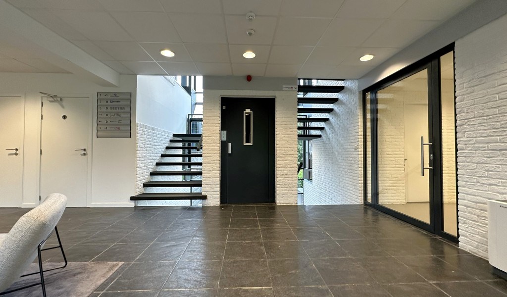 Instapklare kantoren te huur aan afrit E40 in Drongen