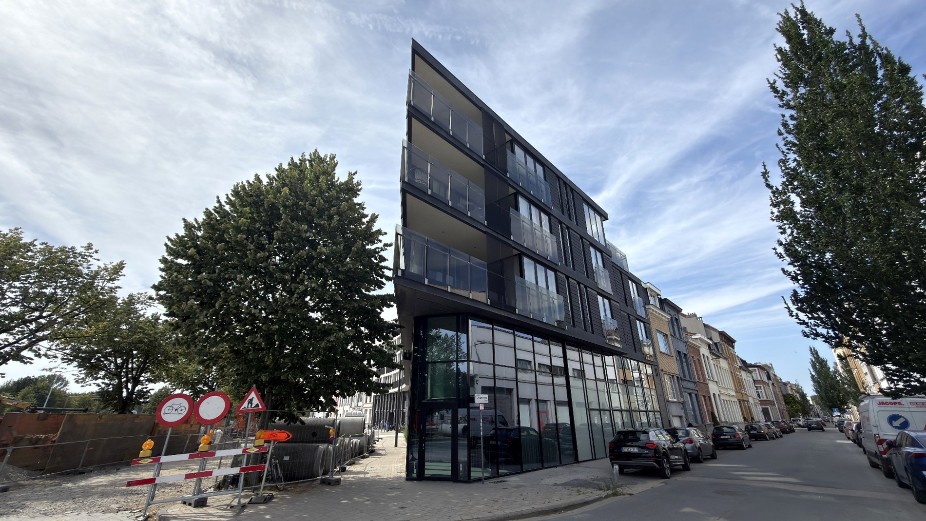 Strak ingerichte kantoorduplex te huur langs Singel in Antwerpen
