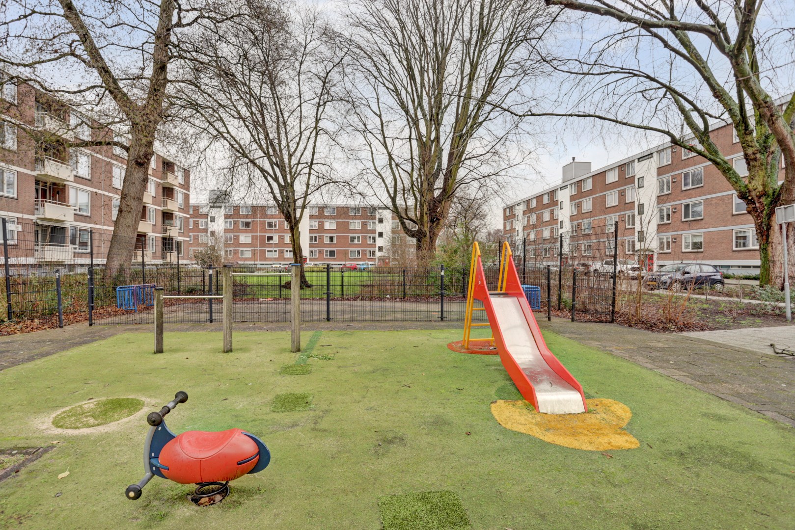 3-kamer appartement op de derde verdieping met balkon op het oosten en een berging van 13 m² in de onderbouw. 