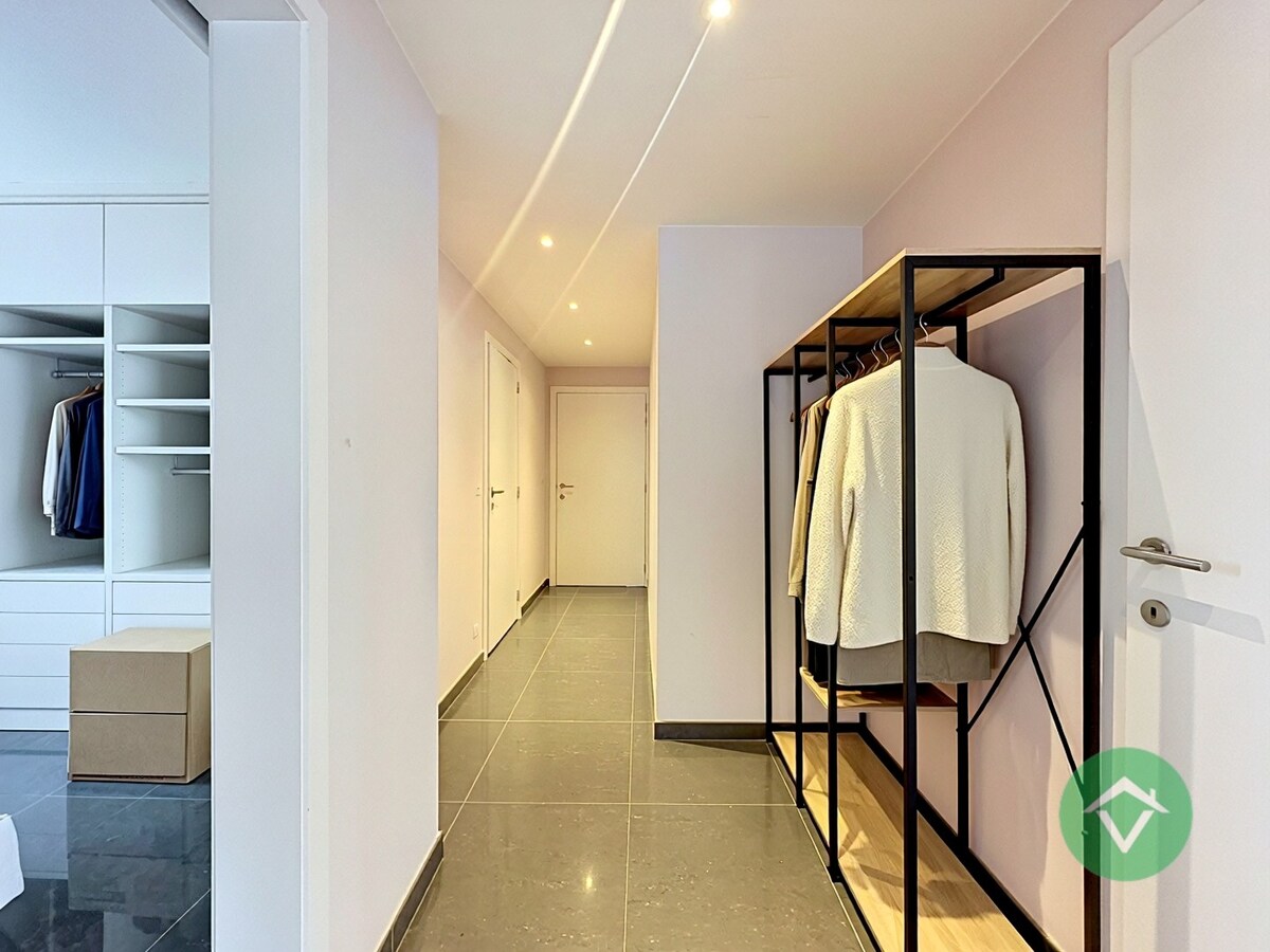 Lichtrijk appartement met garage en prachtig zicht op het park ’t Oosthof te Koekelare 