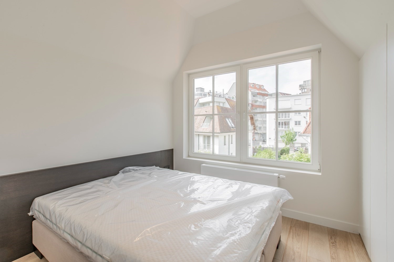 Lichtrijk penthouse appartement met aangename zonneterrassen op amper 50m wandelafstand van de Zeedijk-Albertstrand. 