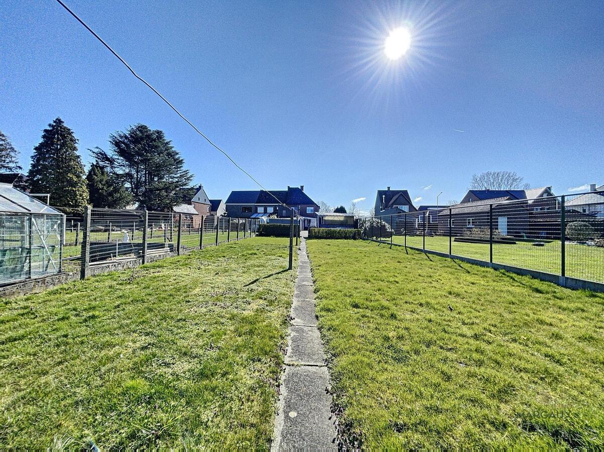 Verkocht op 1 dag! Te renoveren halfopen bebouwing op groot perceel 