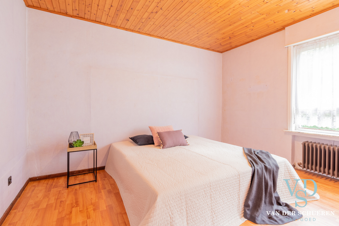 Bungalow met bijgebouw. 