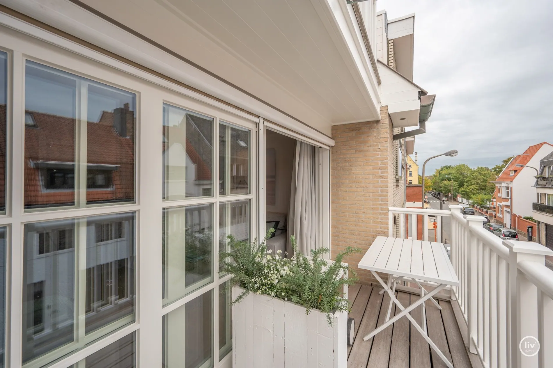 Recent 2-kamer appartement met ruim zuidgericht-terras op wandelafstand van de Lippenslaan.