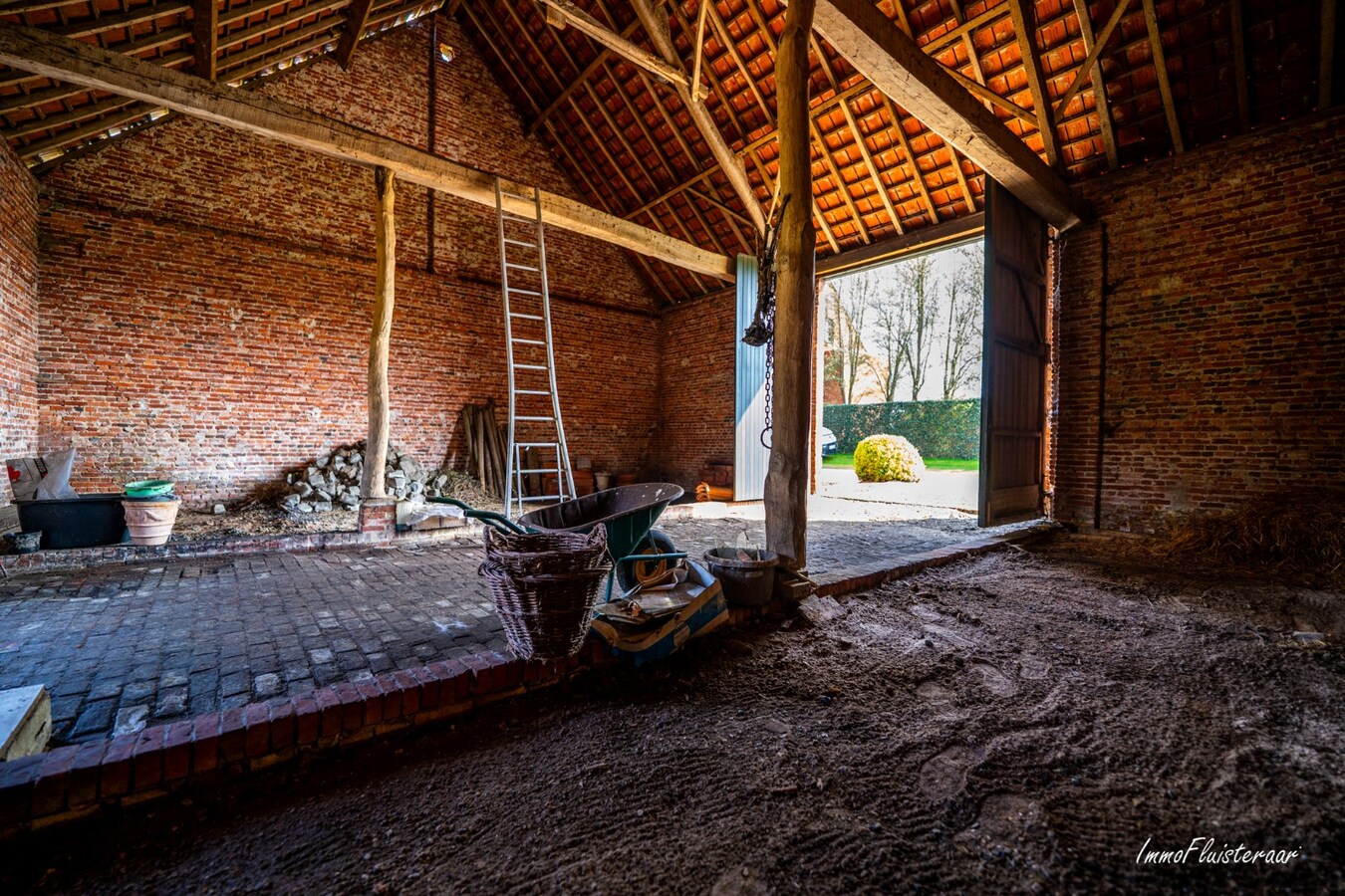 Statige woning met opslagruimte en stalgebouw op ca. 11.391 m2 te Geel 