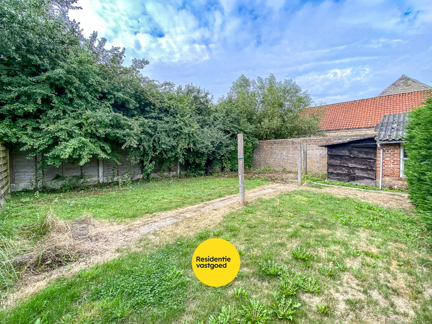 Zeer ruime te renoveren woning met statige gevel op 445 m² met zuid-west georiënteerde tuin. 