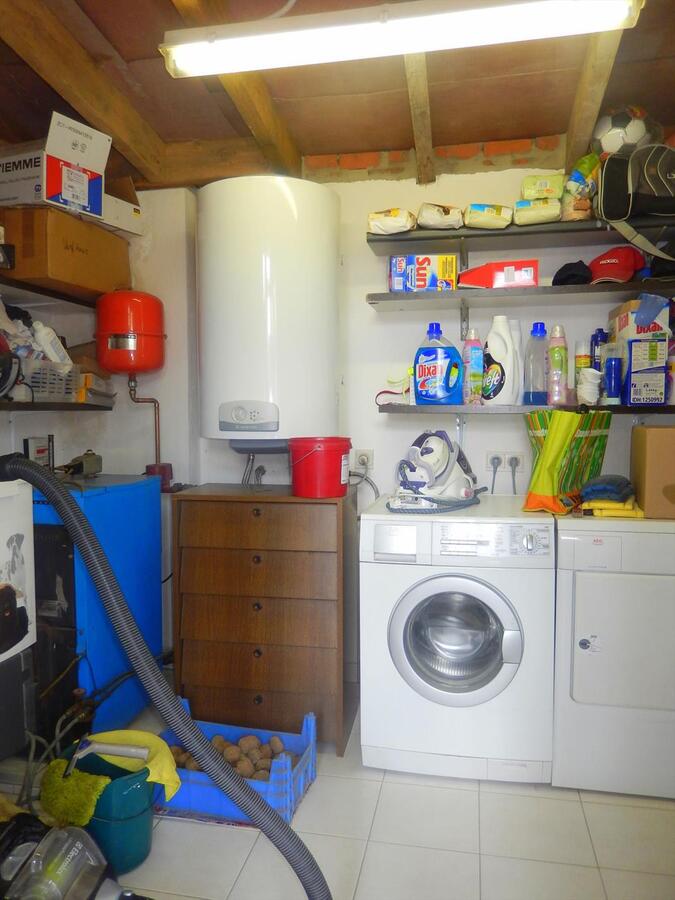 Instapklare woning met grote opslagplaats en 3 garages 