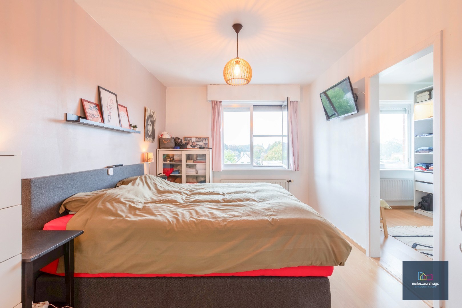 VERKOCHT !!! Heel ruime Instapklare woning in rij  met zonneterras en 2 staanplaatsen 