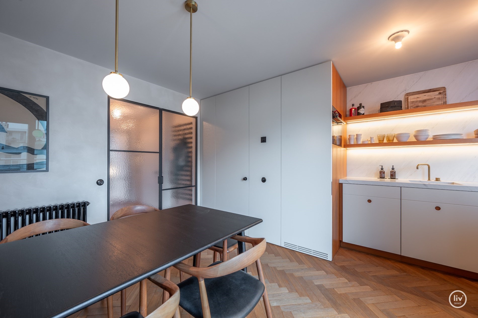 Uniek afgewerkt duplex dakappartement met mooie terrassen gelegen aan de zuidkant van de Kustlaan, vlakbij het Driehoeksplein. 