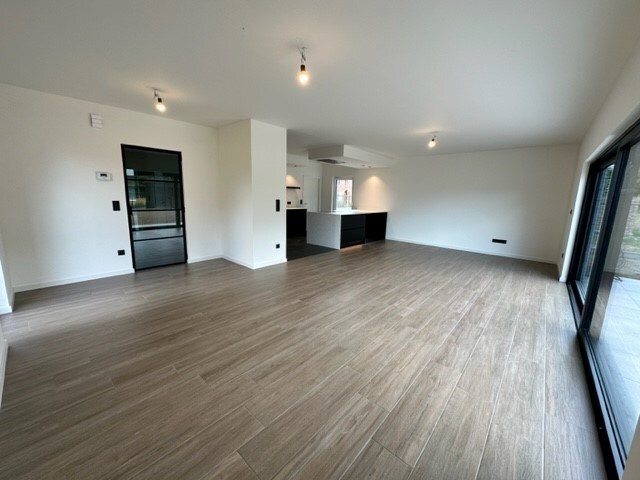 Comfortabele, hoog afgewerkte en energiezuinige nieuwbouwwoning gelegen in een rustige omgeving in Neeroeteren. 