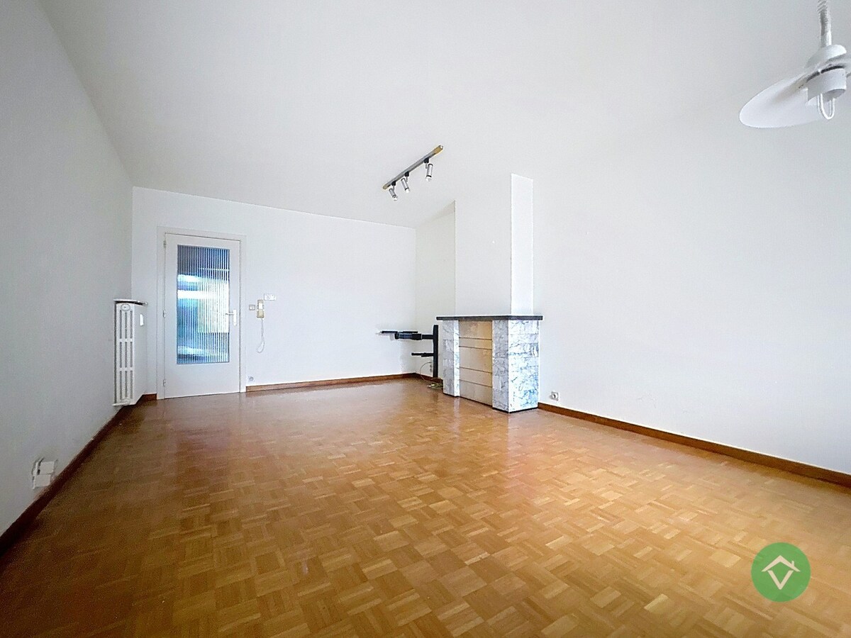 Gelijkvloers appartement met autostandplaats en garage te Roeselare 