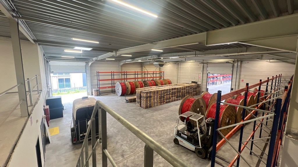 Bedrijfspand te huur in bedrijvenzone vlakbij E17 in Lokeren