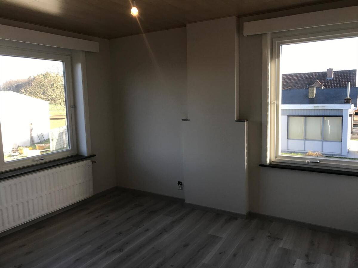 Volledig gerenoveerde, halfopen woning met garage 