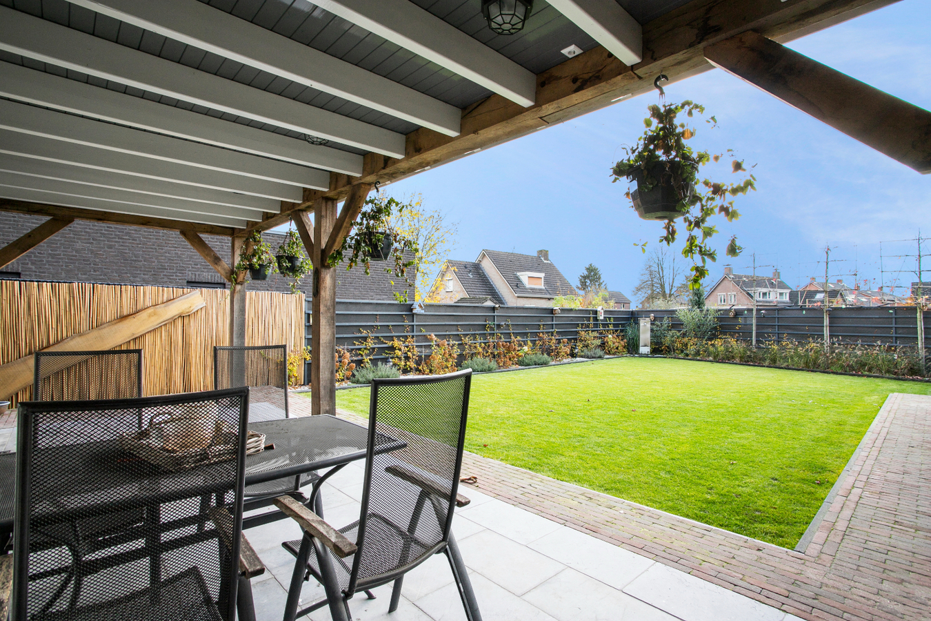 Vrijstaande, instapklare eengezinswoning met garage en carport afgewerkt in landelijke stijl. 