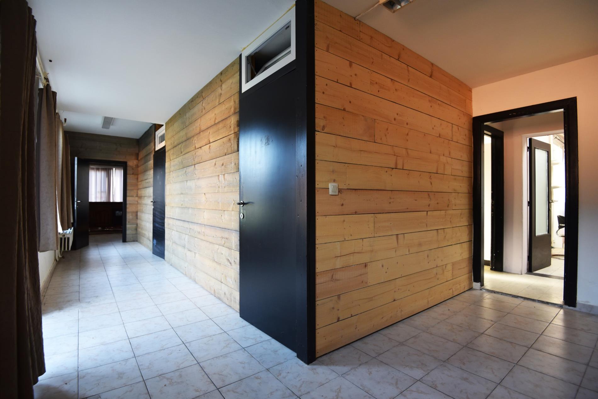 Pand met diverse mogelijke bestemmingen (9 slpks, 2 badkamers,...) goed gelegen te Adegem 