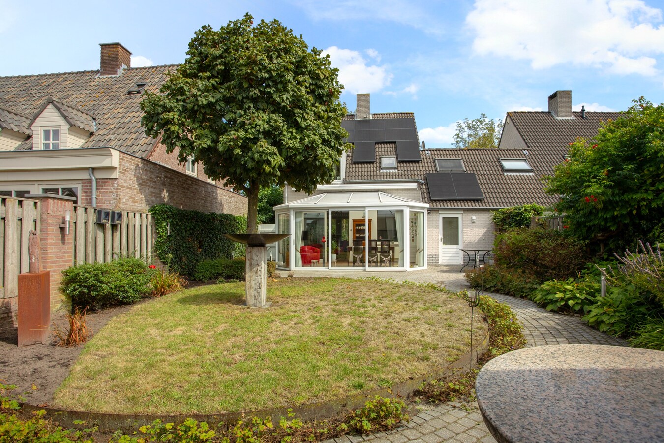 Degelijk gebouwde en perfect onderhouden vrijstaand-geschakelde gezinswoning aan ‘De Lovensbroek’. 