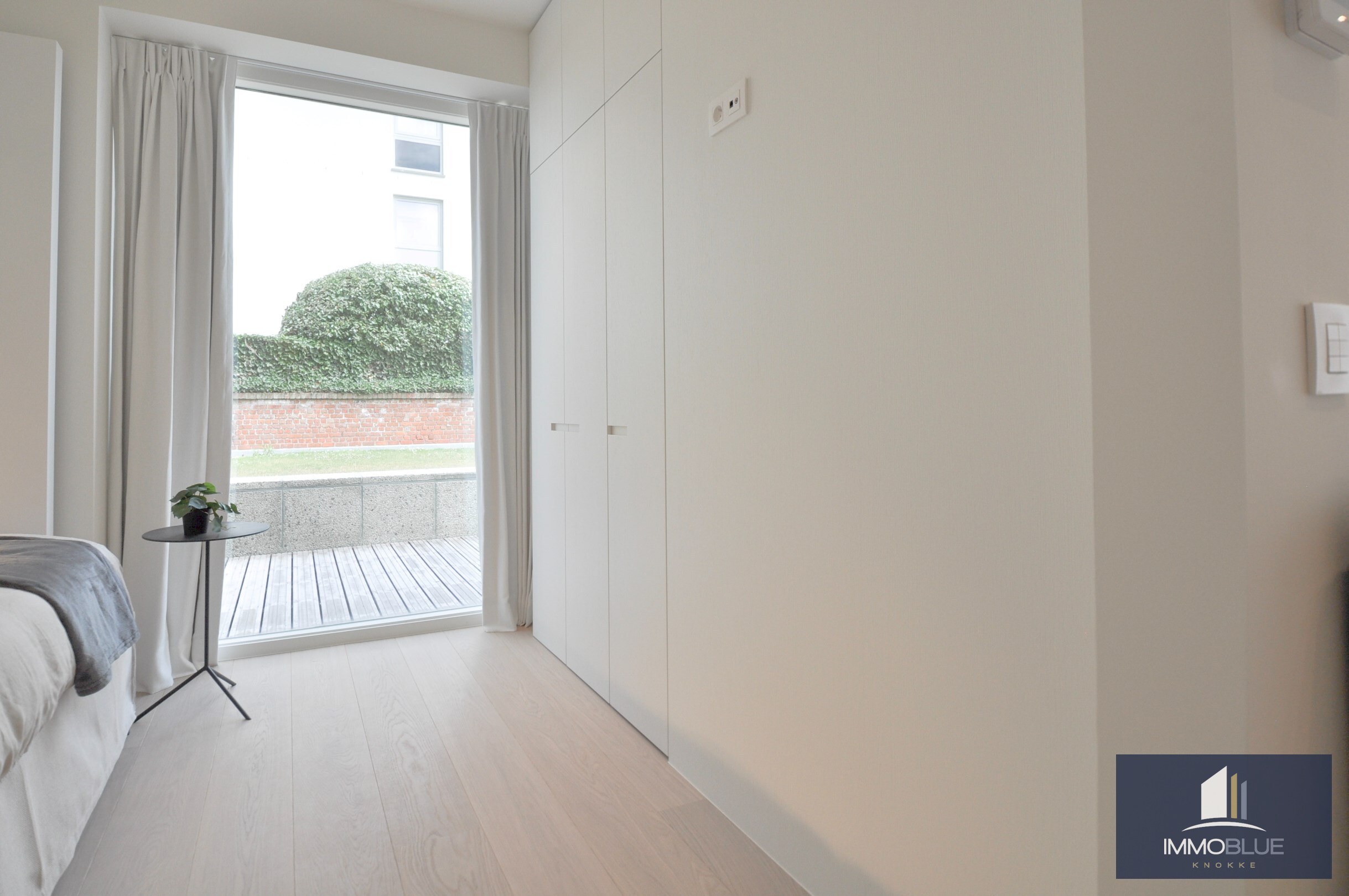 Volledig gerenoveerd hoek-appartement met een ruim zuid gericht terras gelegen aan de Zeedijk in het Zoute. 