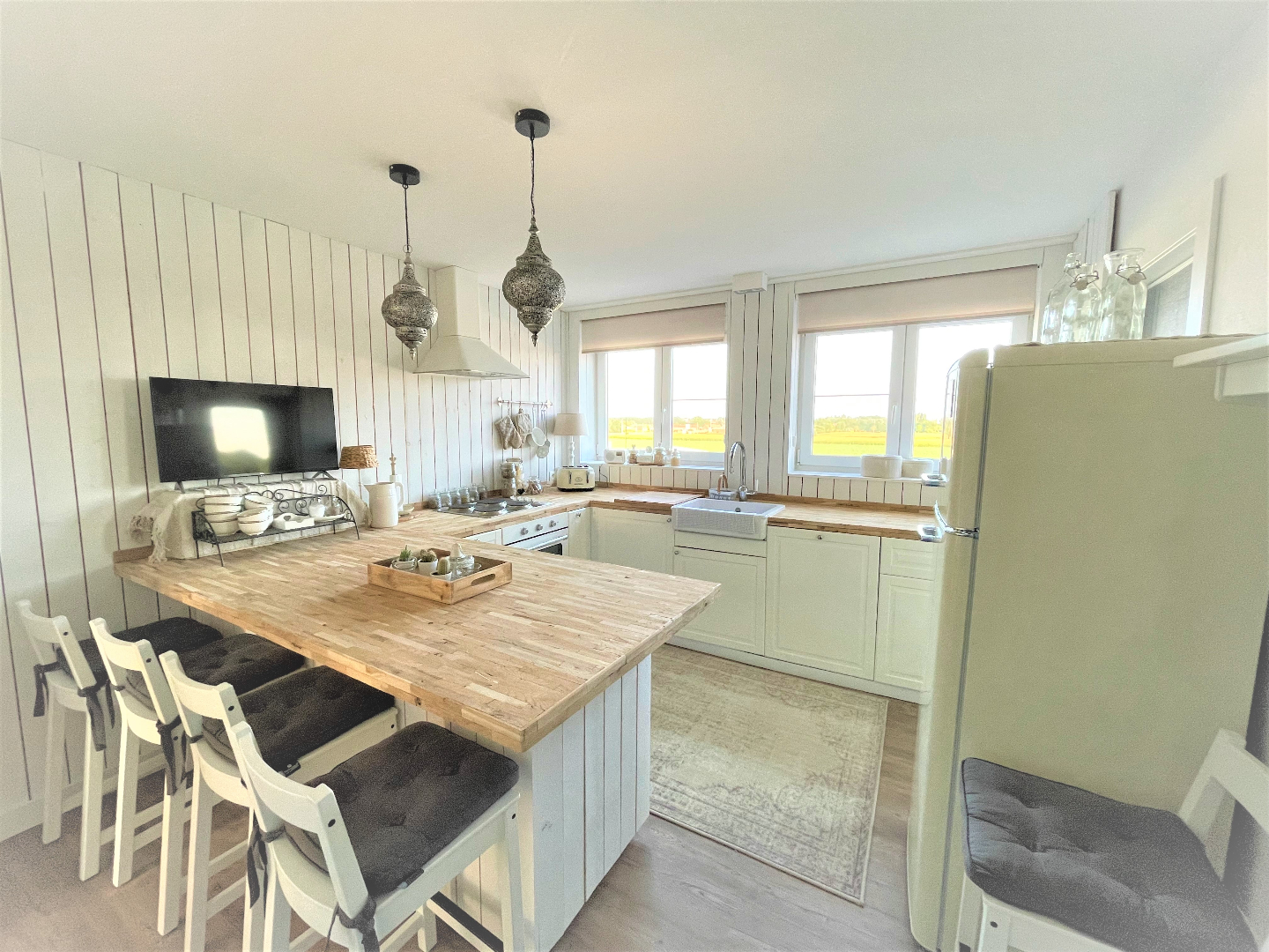 Ruim lichtrijk appartement met 2 slaapkamers en losstaande garage 