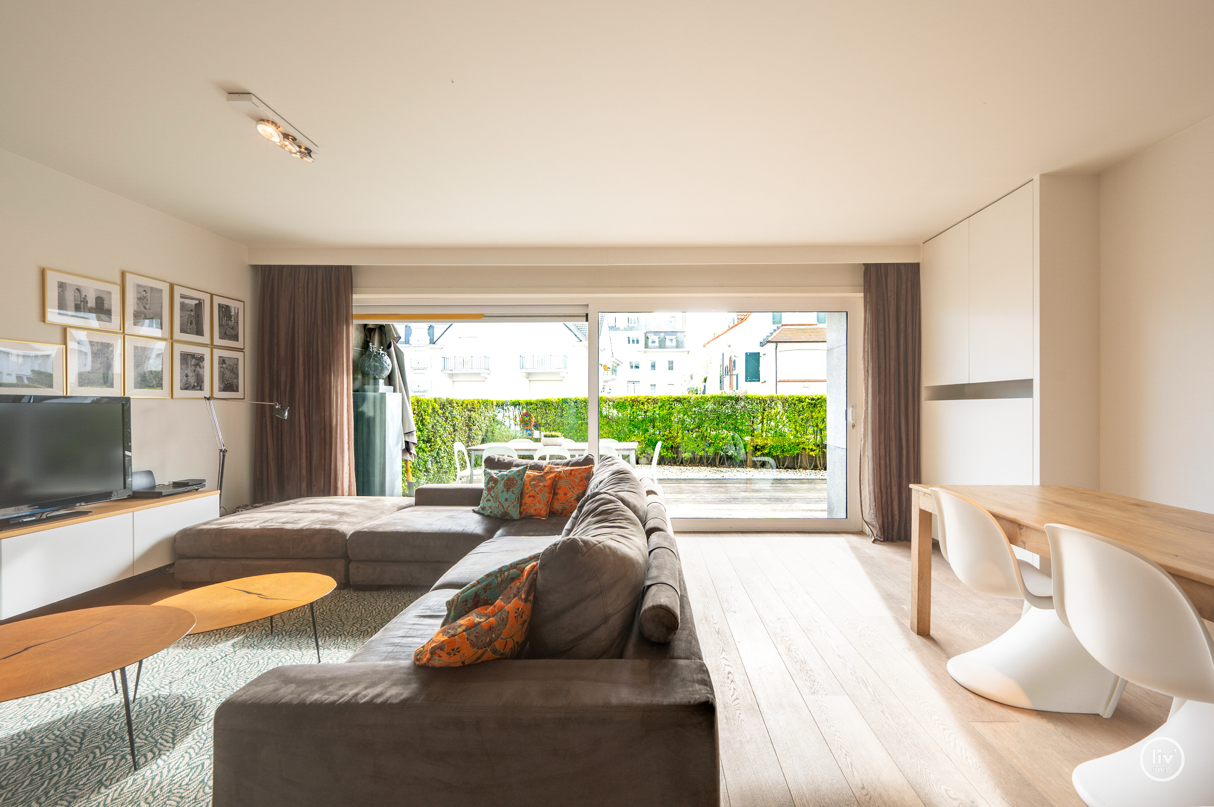 Zeer ruim en zonnig gelijkvloersappartement met 3 slaapkamers, groot zonneterras en mogelijkheid tot aankoop van ruime garage. 