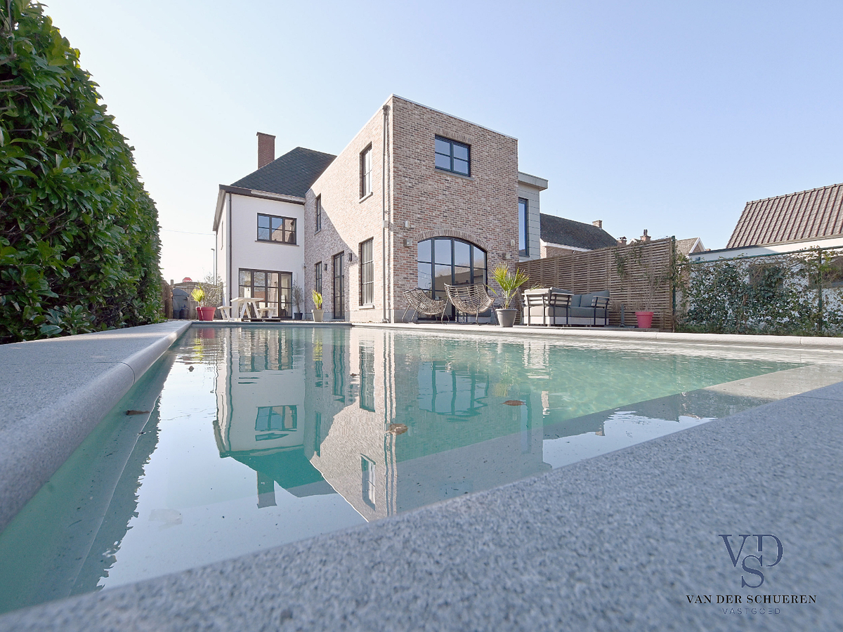 Prachtig gerenoveerde Herenwoning met zwembad te Gavere. 