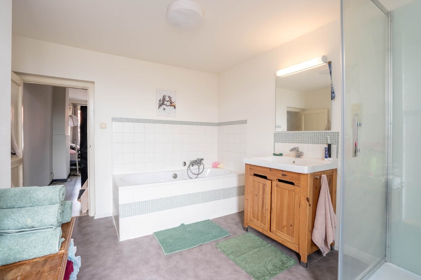 Een knusse rijwoning met tuintje en 3 slaapkamers, gelegen pal in het centrum van Maaseik. 