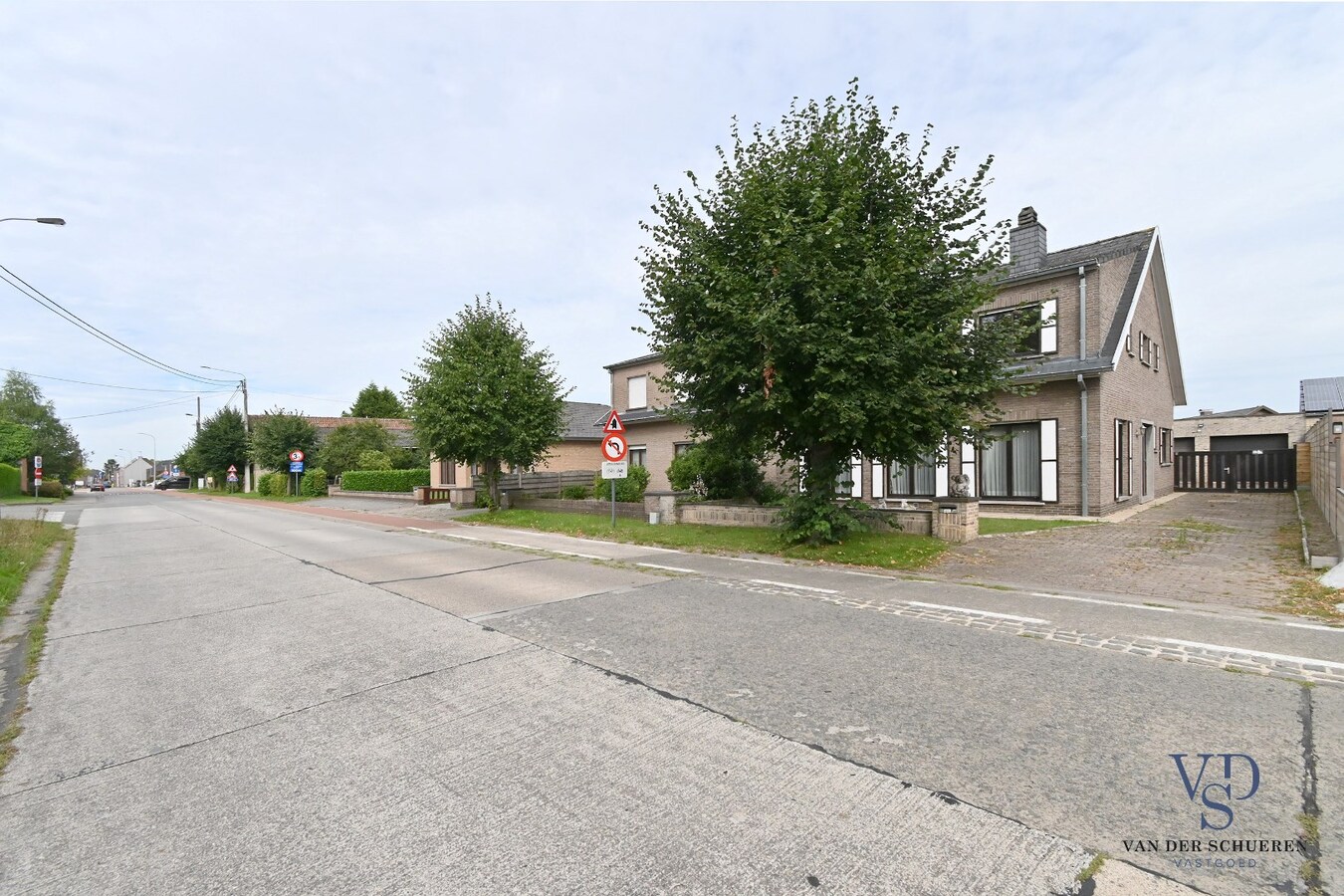 Bijzonder ruime, praktisch ingedeelde gezinswoning 